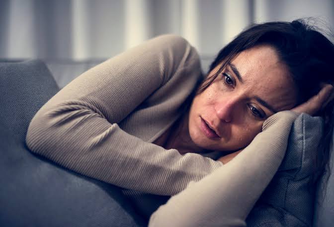 هل هذا الحزن شعور عابر أم صرخة داخلية؛ جربي هذا الاختبار